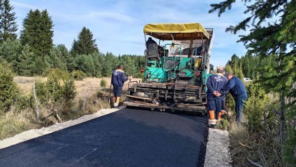 НА НАЛОГ ПРЕДСЕДНИКА ВУЧИЋА: Реконструисана и асфалтирана два километра пута у селу Јабука (ВИДЕО)