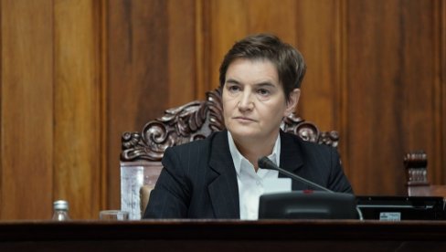 NAJOŠTRIJE OSUĐUJEM UKLANJANJE I CEPANJE DRŽAVNE ZASTAVE Ana Brnabić osudila skrnavljenje nacionalnog znamenja (FOTO/VIDEO)