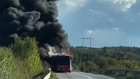 GORI AUTOBUS NA PUTU SMEDEREVO-MALO ORAŠJE:  Nije poznato da li je neko povređen