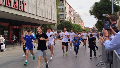 PARAĆIN STANICA „TRKE MIRA“: Doček uz program u centru grada (FOTO)