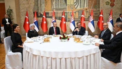 VUČIĆ NA RUČKU SA ERDOGANOM: Običaji su nam slični, a tema za razgovor ima mnogo (FOTO)