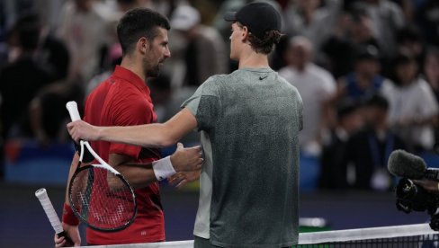 СМЕШНО ЈЕ ШТО НЕ ПРИЧАШ О ЊЕМУ! Кирјос запушио уста Ђоковићевом хејтеру и поткачио Синера