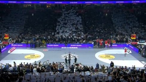 CELA ARENA U CRNO-BELOM: Sjajna koreografija navijača Partizana pred meč sa Bajernom (VIDEO)