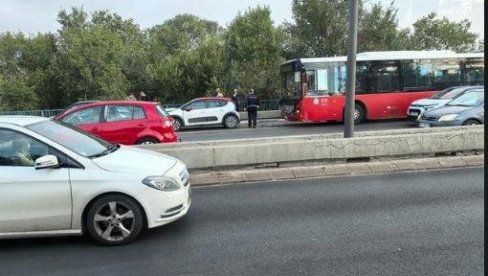 ДРАМАТИЧНЕ СЦЕНЕ НА БРАНКОВОМ МОСТУ: У тешком удесу повређено 12 особа, осморо превезено на ВМА