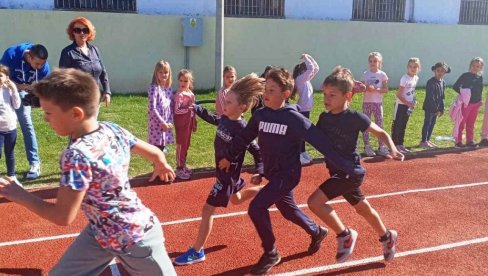 „TRKA ZA SREĆNIJE DETINJSTVO“: U Paraćinu školarci na novoj atletskoj stazi (FOTO)