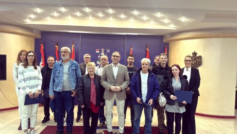 КУЉАНИ УЗ ПОРОДИЦЕ ПАЛИХ БОРАЦА И РАТНЕ ВОЈНЕ ИНВАЛИДЕ ИЗ ОРУЖАНИХ СУКОБА КРАЈЕМ ПРОПЛОГ ВЕКА Закупци постали власници станова КУЉАНИ УЗ ПОРОДИЦЕ ПАЛИХ БОРАЦА И РАТНЕ ВОЈНЕ ИНВАЛИДЕ ИЗ ОРУЖАНИХ СУКОБА КРАЈЕМ ПРОПЛОГ ВЕКА Закупци постали власници станова