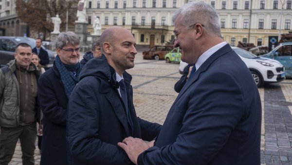 ФРАНЦУСКИ МИНИСТАР СПОЉНИХ ПОСЛОВА У КИЈЕВУ: Разговараће и о киднапованој украјинској деци (ФОТО)