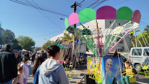 НАРОД СЕ РАЗМИЛЕО НА СВЕ СТРАНЕ: Крцат вашар у Параћину на Светог Тому (ФОТО)