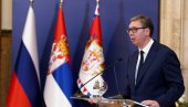 NISMO OKUPATORSKE TENKOVE DOČEKALI SA CVEĆEM KAO NEKI U REGIONU Vučić na otvaranju izložbe Vojna diplomatija na putu ka slobodi (VIDEO)