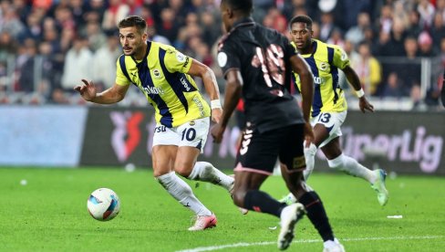 SJAJNI DUŠAN TADIĆ: Majstorski se snašao i zabeležio gol za Fenerbahče (VIDEO)