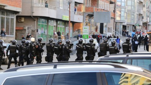 IMA POVREĐENIH! Huligani napali policiju na početku meča Novi Pazar - Partizan, pomoć ukazivana najmanje jednom policajcu! (VIDEO)