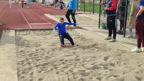 ATLETSKI DAN: Najveće školsko okružno takmičenje u atletici održano u Ćupriji