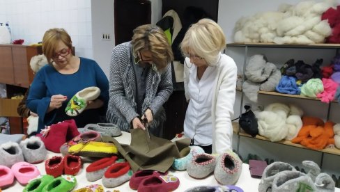 KREACIJE OD VUNE PRAVE VEĆ DECENIJU: Paraćinsko udruženje Štit podučava sugrađane o starim zanatima (FOTO)