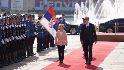 SVEČANI DOČEK ISPRED PALATE SRBIJA: Vučić sa predsednicom EK Ursulom fon der Lajen (VIDEO) SVEČANI DOČEK ISPRED PALATE SRBIJA: Vučić sa predsednicom EK Ursulom fon der Lajen (VIDEO)