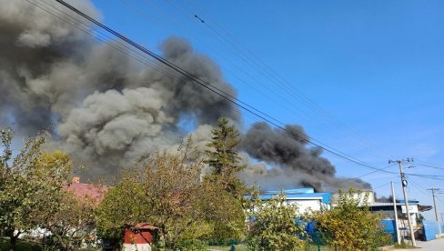 ЦРНИ ДИМ КУЉА КА НЕБУ: Велики пожар у Крагујевцу, гори позната млекара (ВИДЕО)