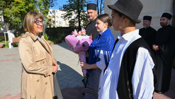 МАЛИШАНИМА ВЕЋ ДЕСЕТИ ВРТИЋ: Председница Покрајинске владе у радној посети Србобрану (ФОТО)