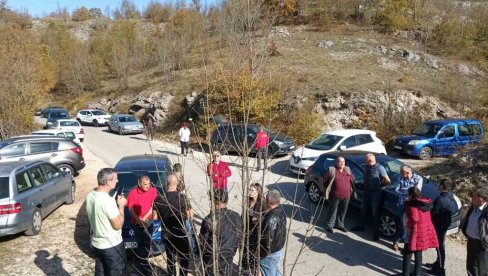 БЛОКАДА МАГИСТРАЛЕ ЗБОГ СТОЧНОГ ГРОБЉА: Протест становника Богетића због укопа угинулих крава надомак њихових кућа