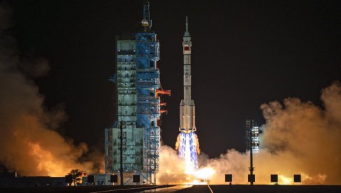 KINA LANSIRALA SVEMIRSKU LETELICU: Tri astronauta lete ka svemirskoj stanici Tjangong KINA LANSIRALA SVEMIRSKU LETELICU: Tri astronauta lete ka svemirskoj stanici Tjangong