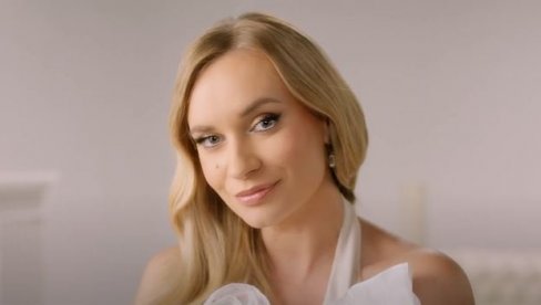СВИ ГЛЕДАЈУ САМО У ЈЕДАН ДЕТАЉ: Шејла Зонић запалила плажу (ФОТО)