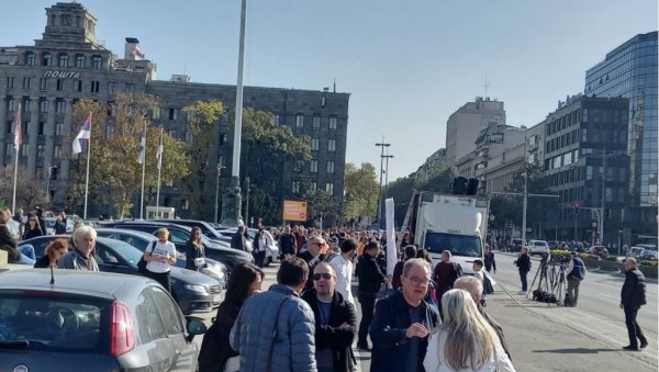 СТИЖУ ИСТАКНУТИ ПРОСВЕТНИ РАДНИЦИ:  На протесту Лазовић, Лутовац, Миливојевић.. (ФОТО)