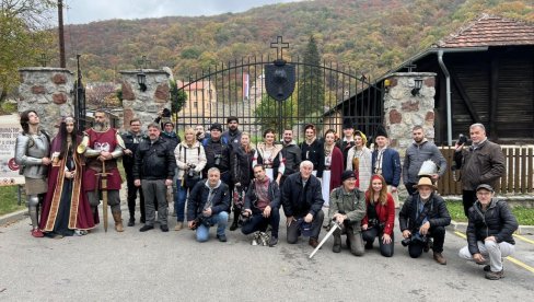 ФОТО-САФАРИ АРТ ТИМА: Модели пред објективима на локацијама два манастира (ФОТО)