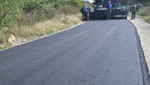 АСФАЛТИРАЊЕ УЛИЦЕ 99 ПАЛИХ БОРАЦА: Започети путарски радови у Угриновцима