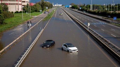 HAOS U BARSELONI, EKSTREMNA OPASNOST: Katastrofalne poplave zatvorile ulice i škole! (FOTO/VIDEO)