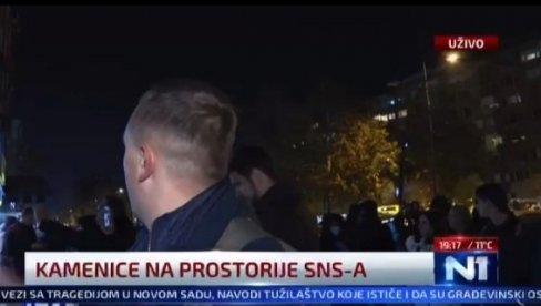 OPOZICIJA DIVLJA: Kamenicama razlupali prostorije SNS-a