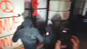 NOVI SNIMAK VANDALIZMA U NOVOM SADU: Pogledajte kako huligani razvaljuju vrata Gradske kuće (VIDEO)