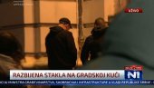 DNO DNA: Pristalice opozicije uriniraju na Gradsku kuću (FOTO)