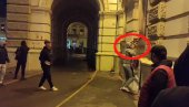 BRUTALAN VANDALIZAM U NOVOM SADU: Pogledajte kako ciglama razbijaju Gradsku kuću (VIDEO)