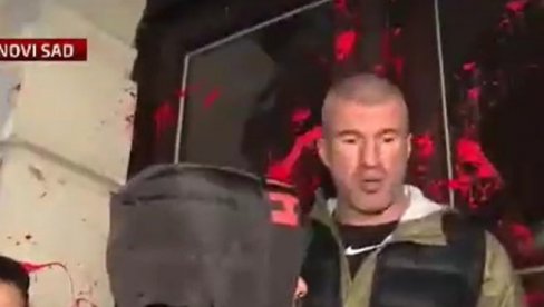 NEĆE DA GLASA ZA SPOMENIK ŽRTVAMA, ALI HOĆE DA PROSIPA FEKALIJE: Bačulov divlja ispred Gradske kuće u Novom Sadu (VIDEO)
