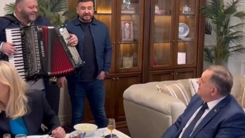 „NE MOŽE NAM NIKO NIŠTA“: Dodik zapevao uz harmoniku (VIDEO)