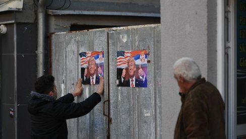 LIK DONALDA TRAMPA U SEVERNOJ MITROVICI: Zbog pobede građani lepe platake (FOTO)