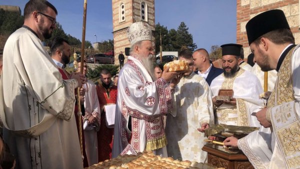 ОВАЈ ГРАД ОКУПИРАН И ДА ГРАЂАНИ НЕМАЈУ СЛОБОДУ: Митрополит Теодoсије служио литургију поводом славе Косовске Митровице