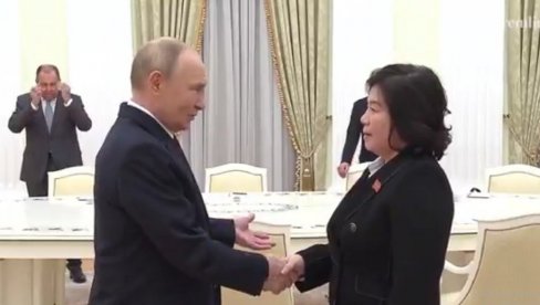 ЈЕДАН МИНУТ ЈОЈ НИЈЕ ПУСТИО РУКУ: Свет прича о сусрету Путина и Хуи (ВИДЕО)