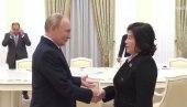 JEDAN MINUT JOJ NIJE PUSTIO RUKU: Svet priča o susretu Putina i Hui (VIDEO)