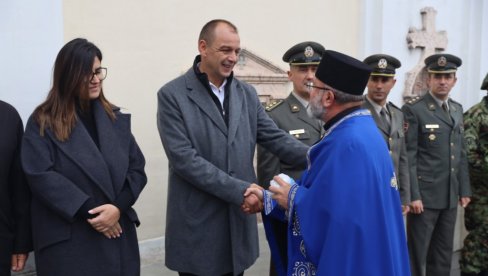 SEĆANJE NA OSLOBODIOCE NOVOG SADA: Položeni venci  na Spomen krst u porti Uspenske crkve (FOTO)