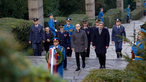 НЕКА ЖИВИ СРБИЈА У ВЕЧНОСТИ: Вучевић положио венац на Споменик незнаном јунаку на Авали (ФОТО)