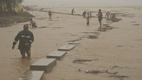 ПОПЛАВЕ НА СВЕ СТРАНЕ, ЉУДИ ОСТАЛИ БЕЗ СТРУЈЕ... Снажно невреме оставило пустош за собом (ФОТО)