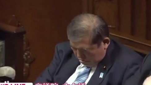 UVEK JE PRAVO VREME ZA DREMKU: Premijer se malo opustio... (VIDEO)