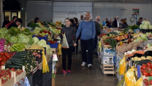 RUMUNI SAD KUPUJU NA NAŠIM TEZGAMA: Komšije masovno prelaze granice da bi pazarili kod nas