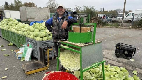 RODIO MANJE NEGO RANIJIH GODINA: Na zrenjaninskoj pijaci slaba ponuda kupusa, a cena će, kažu prodavci, da raste (FOTO)