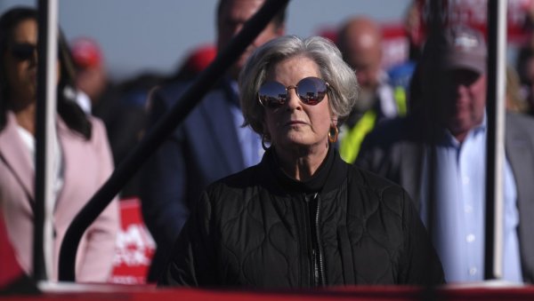 НЕБО СЕ СРУЧИЛО НА ЧАСОПИС И најдискретнија је пукла: Трампова Сузи против Венити фера