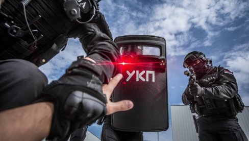 VELIKA AKCIJA UKP NA DORĆOLU: Osmorica policajaca uleteli u radnju i uhapsili muškarca