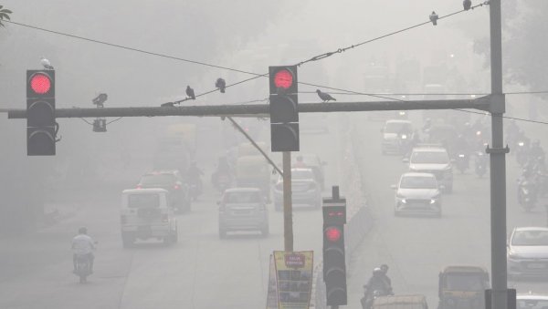 ОДЛОЖЕНИ ЛЕТОВИ ЗБОГ ТОКСИЧНОГ СМОГА: Криза у Њу Делхију се наставља (ФОТО)