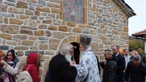 SVETI VRAČI GREJU DUŠE I SRBIMA I ALBANCIMA: U manastiru Zočište na KiM i ove godine obeležena hramovna slava