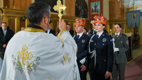 ЦРКВЕНО ВЕНЧАЊЕ У - УНИФОРМАМА: Дарко и Александра Микалачки изговорили судбоносно да у кикиндском Храму Светог Николе (ФОТО)