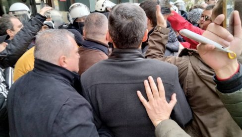 OPOZICIJA OPET PRAVI HAOS U NOVOM SADU: Marinika i Novaković se svađaju sa policijom - huškaju na nasilje (FOTO)