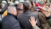 ОПОЗИЦИЈА ОПЕТ ПРАВИ ХАОС У НОВОМ САДУ: Мариника и Новаковић се свађају са полицијом - хушкају на насиље (ФОТО)